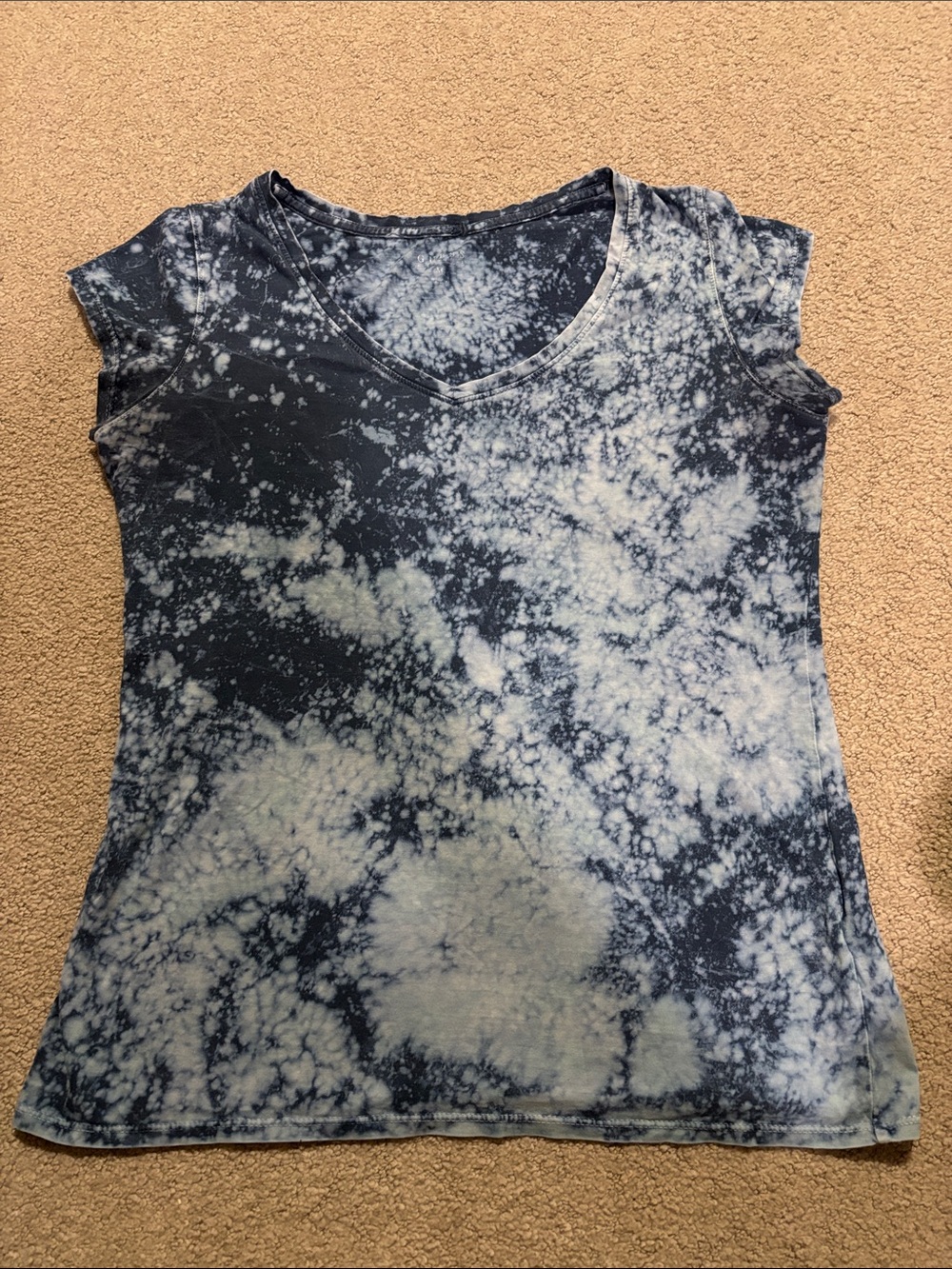 Guess Women's Navy and White Tie-Dye V-Neck Tee